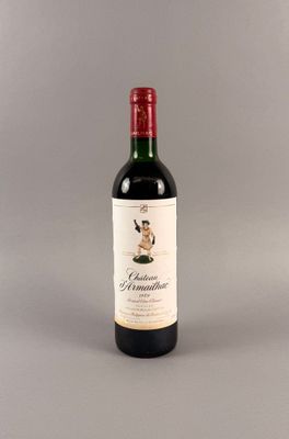 une bouteille de vin posée sur une table