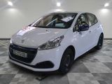 une voiture blanche garée sur un sol à carreaux