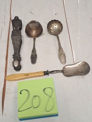 de nombreuses cuillères et couteaux-cuillères en argent posés sur une table