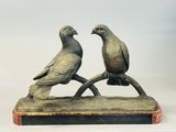 deux oiseaux perchés sur une branche, sur fond blanc