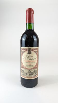 une bouteille de vin posée sur une table