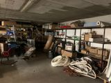 une pièce remplie de nombreuses boîtes et d'autres objets