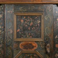 Bonnetière en pin laqué polychrome ouvrant par un vantail à … (photo 4)