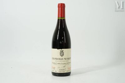 une bouteille de vin posée sur une table