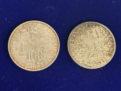 deux pièces, dont l'une est en argent et l'autre en or