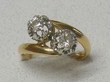une bague en or sertie de deux diamants