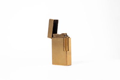 briquet plaqué or sur fond blanc avec une découpe représentant un briquet