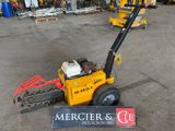 une petite machine qui se trouve au milieu d'un parking