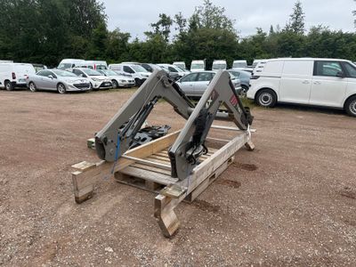 des véhicules garés sur un parking surmonté d'une structure en bois