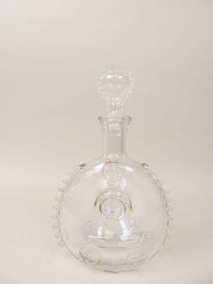 carafe en verre transparent ornée d'un motif décoratif sur le haut