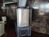 une cafetière posée sur le comptoir d'une cuisine