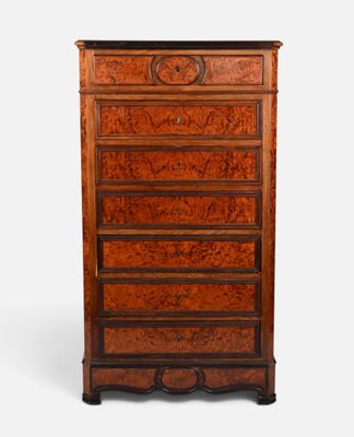 une commode ancienne avec un plateau en bois