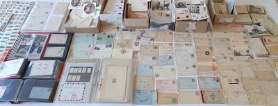 beaucoup de vieux papiers et de cartes postales posés sur une table