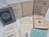 plusieurs livres sont empilés sur une table