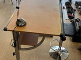 un bureau sur lequel est posée une lampe, au milieu d'une pièce