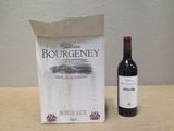 une bouteille de vin posée à côté d'un sac sur une table
