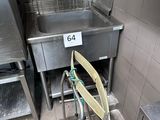 un évier en métal et une chaise en métal dans une cuisine