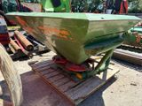 un bateau vert posé sur une palette, lui-même posée sur une autre palette