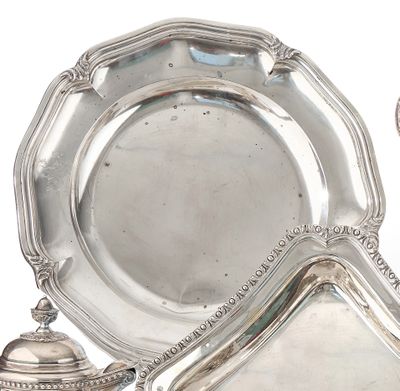 beaucoup d'assiettes et de couverts en argent sur la table