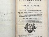 un vieux livre ouvert sur une table