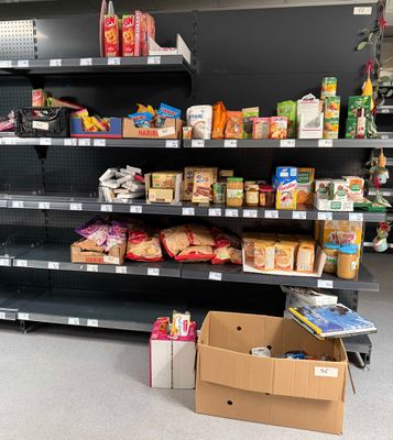 de nombreux rayons de produits alimentaires vides dans une épicerie