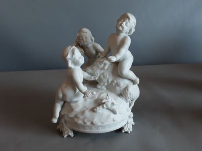 Trois amours au sanglier. Sujet en biscuit.