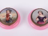 une paire de boîtes en porcelaine rose ornées de portraits miniatures d'un homme et d'une femme
