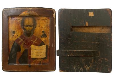une vieille boîte en bois sur laquelle est peint un homme tenant un livre