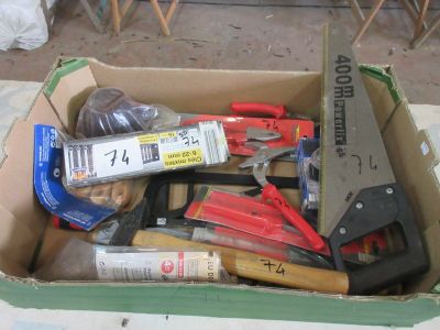 une boîte pleine d'outils posée sur une table