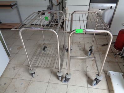 deux tables métalliques équipées de roulettes dans une cuisine