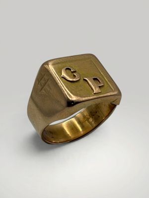 un gros plan d'une bague en or sur laquelle figure un numéro