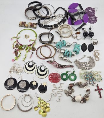 BIJOUX. Lot de bijoux fantaisies.