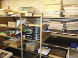une pièce remplie de boîtes et d'étagères
