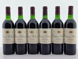 six bouteilles de vin rouge alignées sur une table