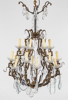 l'image d'un lustre auquel sont suspendues de nombreuses lumières