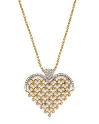 un pendentif en forme de cœur en or et diamants blancs, monté sur une chaîne