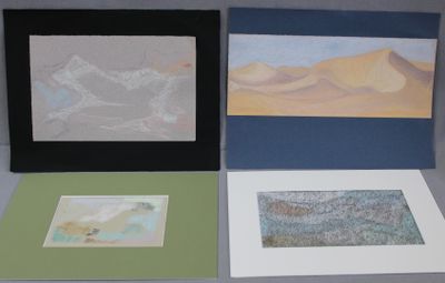 trois tableaux posés sur une table, avec une photo de montagnes en arrière-plan