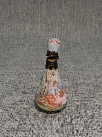 Flacon à senteur en porcelaine décor peint représentant une jeune