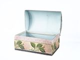 une petite boîte ornée d'un motif floral