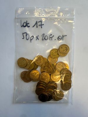 un sac de pièces d'or posé sur une table, avec une étiquette indiquant le prix