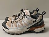 la chaussure repose sur une surface blanche et est dotée de lacets marron et noirs