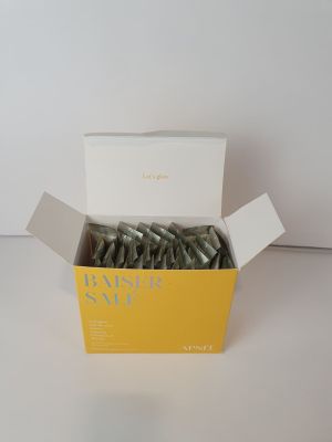 une boîte de sachets de thé vert posée sur une table