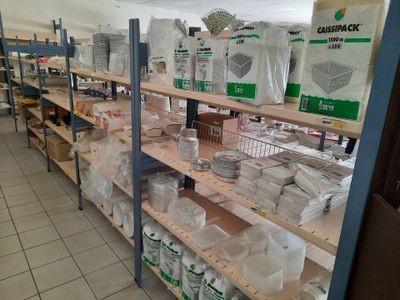 de nombreuses étagères dans le magasin qui contiennent différents articles