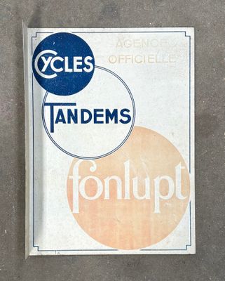 un panneau posé au sol sur lequel est inscrit « tandem » et qui comporte l'image d'un cercle orange et bleu