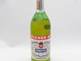 une bouteille d'alcool posée sur une table