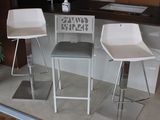 trois tabourets placés devant un comptoir