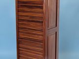 une image représentant une grande armoire en bois sur fond bleu