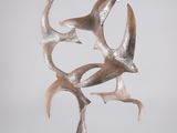 une sculpture métallique représentant des oiseaux en plein vol