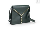 un sac à bandoulière en cuir vert orné de clous dorés
