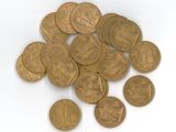 une pile de pièces d'or posée sur une surface blanche